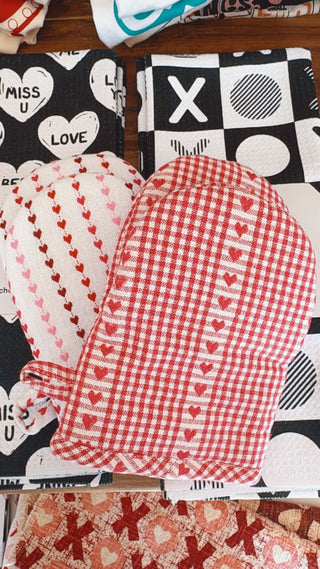 Sweetheart Heat Kitchen Oven Mitt, Valentines Day Heart Print - The Farmhouse