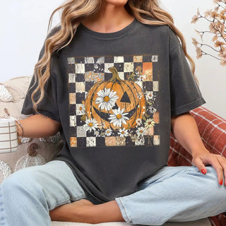 THE DESERT THREAD CO Women's Checkered Jack-O'-Lantern Graphic Tee - 120 Graphic Tees - The Farmhouse